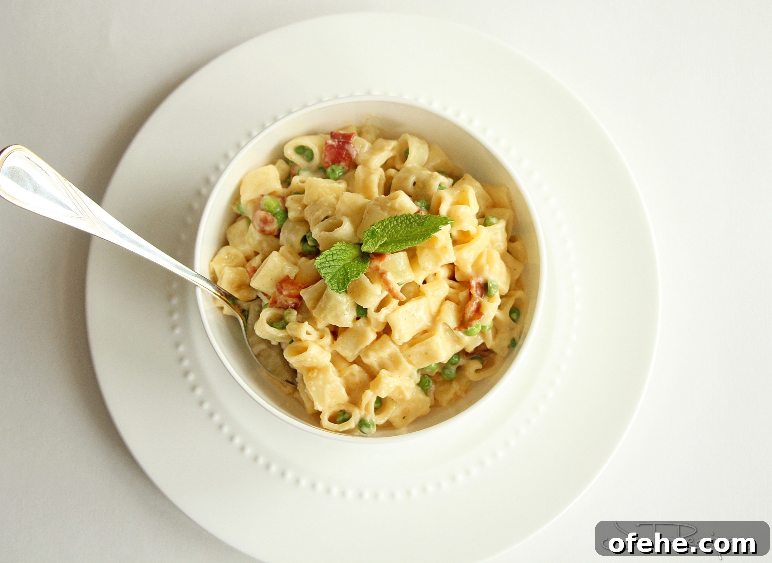 delicious mac and cheese with bacon