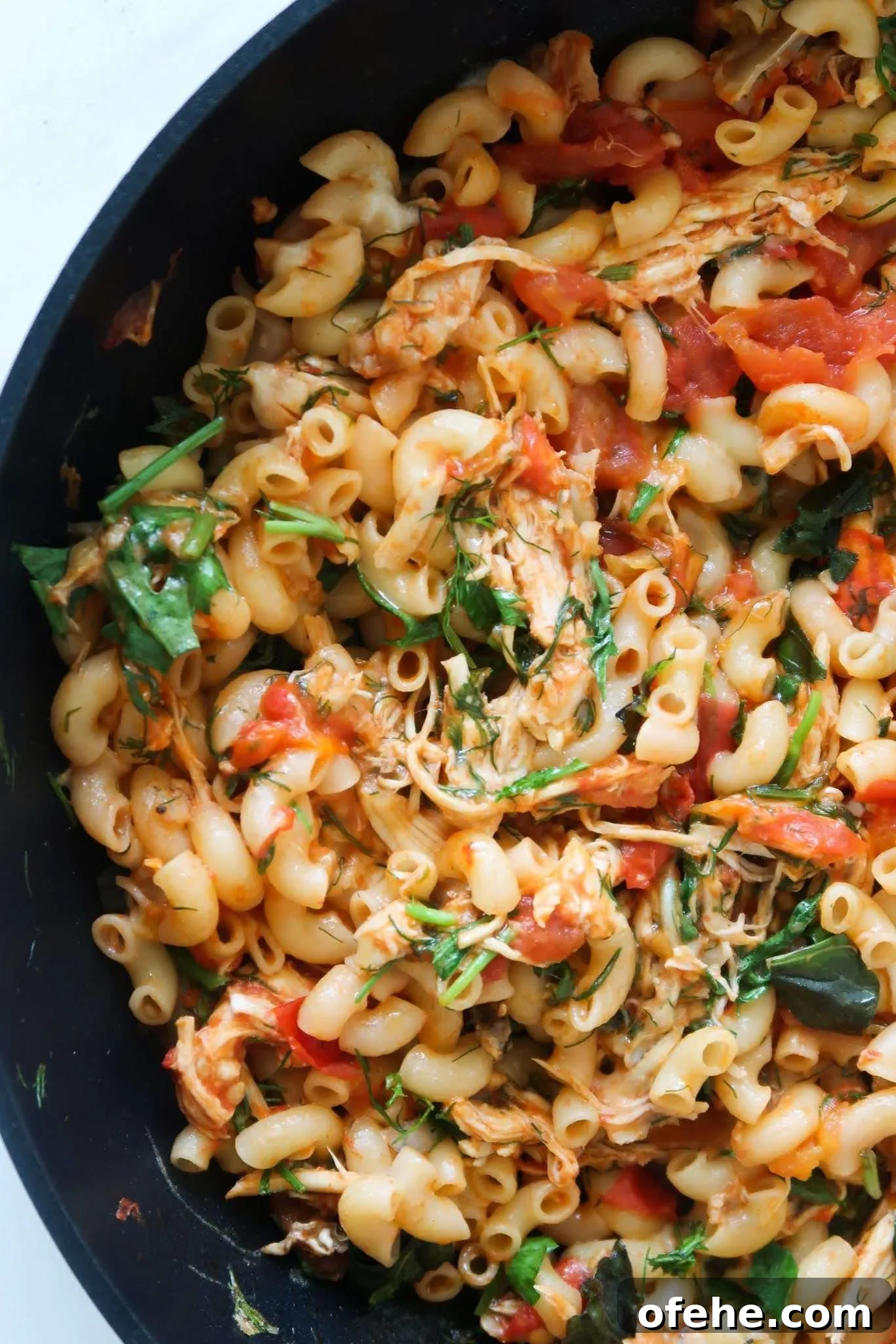 10-Minute shredded chicken macaroni recipe! Make this easy shredded chicken recipe using leftovers in 10 minutes, it’s a super tasty and quick healthy dinner recipe that the entire family will love as well! This easy pasta dish is a super healthy version of macaroni and cheese filled with fresh tomatoes, garlic, herbs, chicken and some cheese. Easy, quick, healthy and delicious!