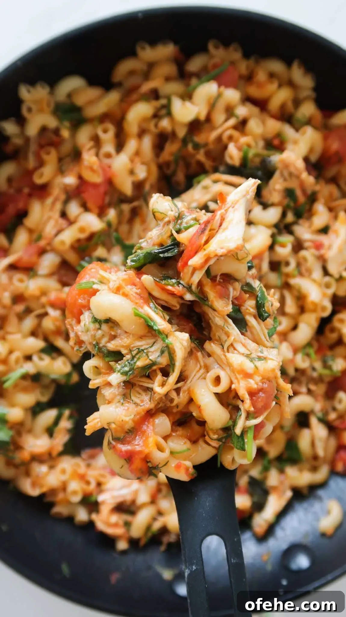 10-Minute shredded chicken macaroni recipe! Make this easy shredded chicken recipe using leftovers in 10 minutes, it’s a super tasty and quick healthy dinner recipe that the entire family will love as well! This easy pasta dish is a super healthy version of macaroni and cheese filled with fresh tomatoes, garlic, herbs, chicken and some cheese. Easy, quick, healthy and delicious!