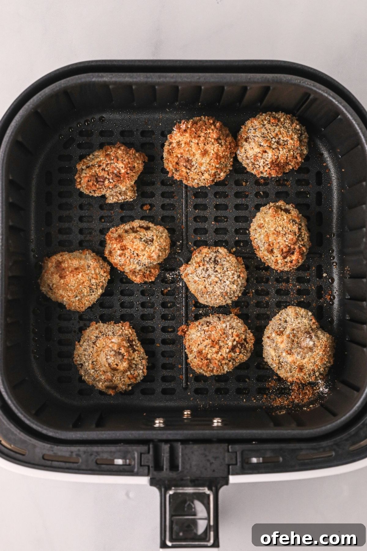 Crispy Air-Fried Mushrooms Recipe for Quick Snacks 7 Golden brown and crispy fried mushrooms after being cooked in the air fryer basket
