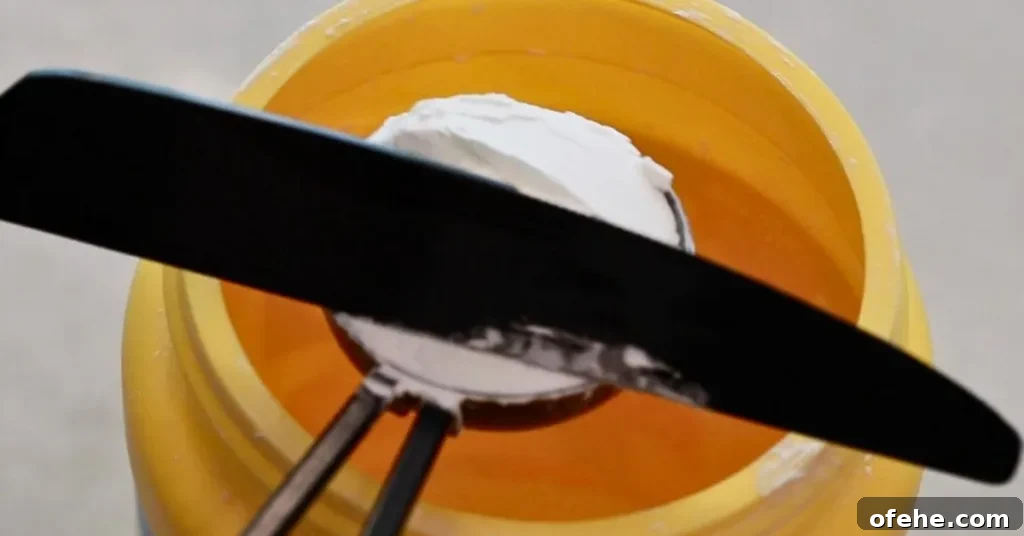 leveling cornstarch in a table spoon