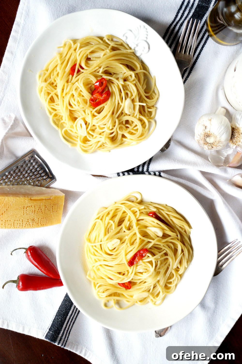 Spaghetti Aglio, Olio e Peperoncino – Classic Spicy Garlic Pasta 2 spaghetti aglio, olio & peperoncino | The Baking Fairy
