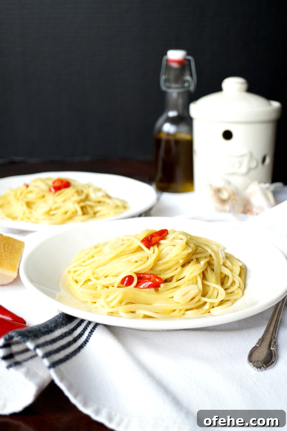 Spaghetti Aglio, Olio e Peperoncino – Classic Spicy Garlic Pasta 4 spaghetti aglio, olio & peperoncino | The Baking Fairy