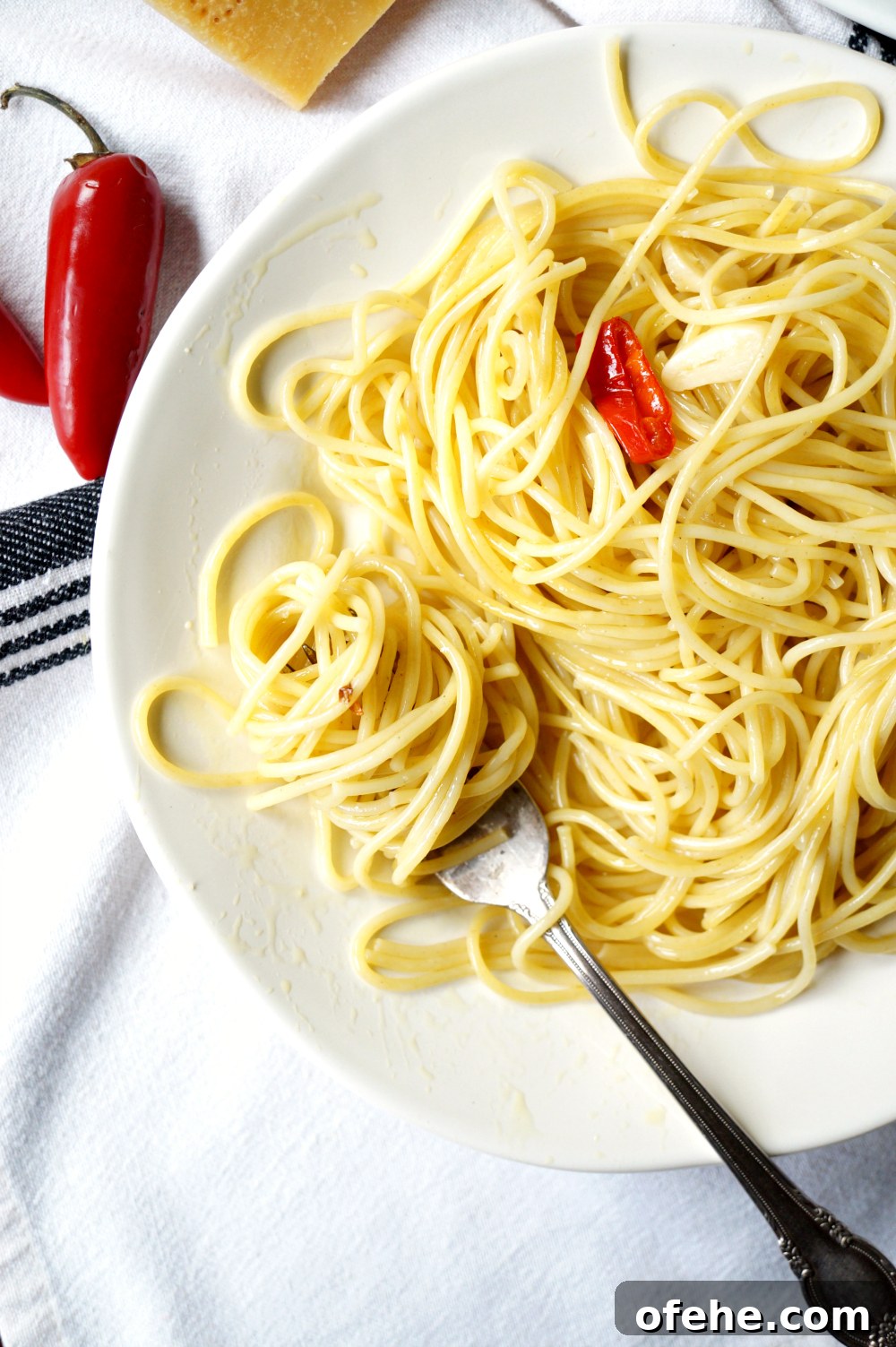 Spaghetti Aglio, Olio e Peperoncino – Classic Spicy Garlic Pasta 6 spaghetti aglio, olio & peperoncino | The Baking Fairy